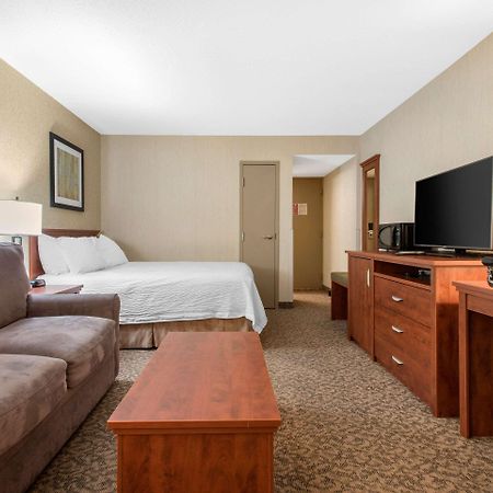 Clarion Hotel & Suites Brandon Exteriör bild