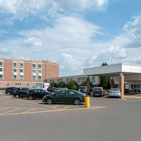 Clarion Hotel & Suites Brandon Exteriör bild