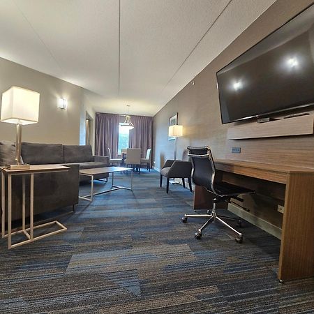 Clarion Hotel & Suites Brandon Exteriör bild