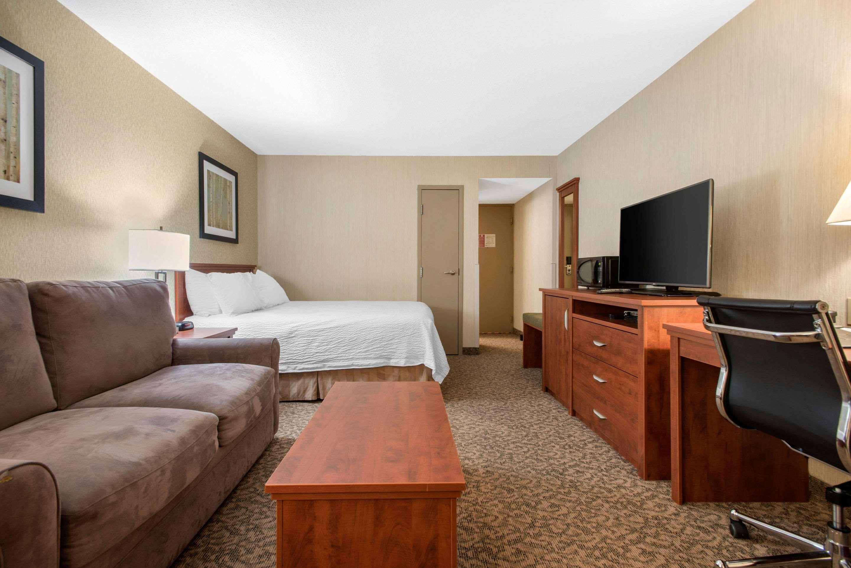 Clarion Hotel & Suites Brandon Exteriör bild
