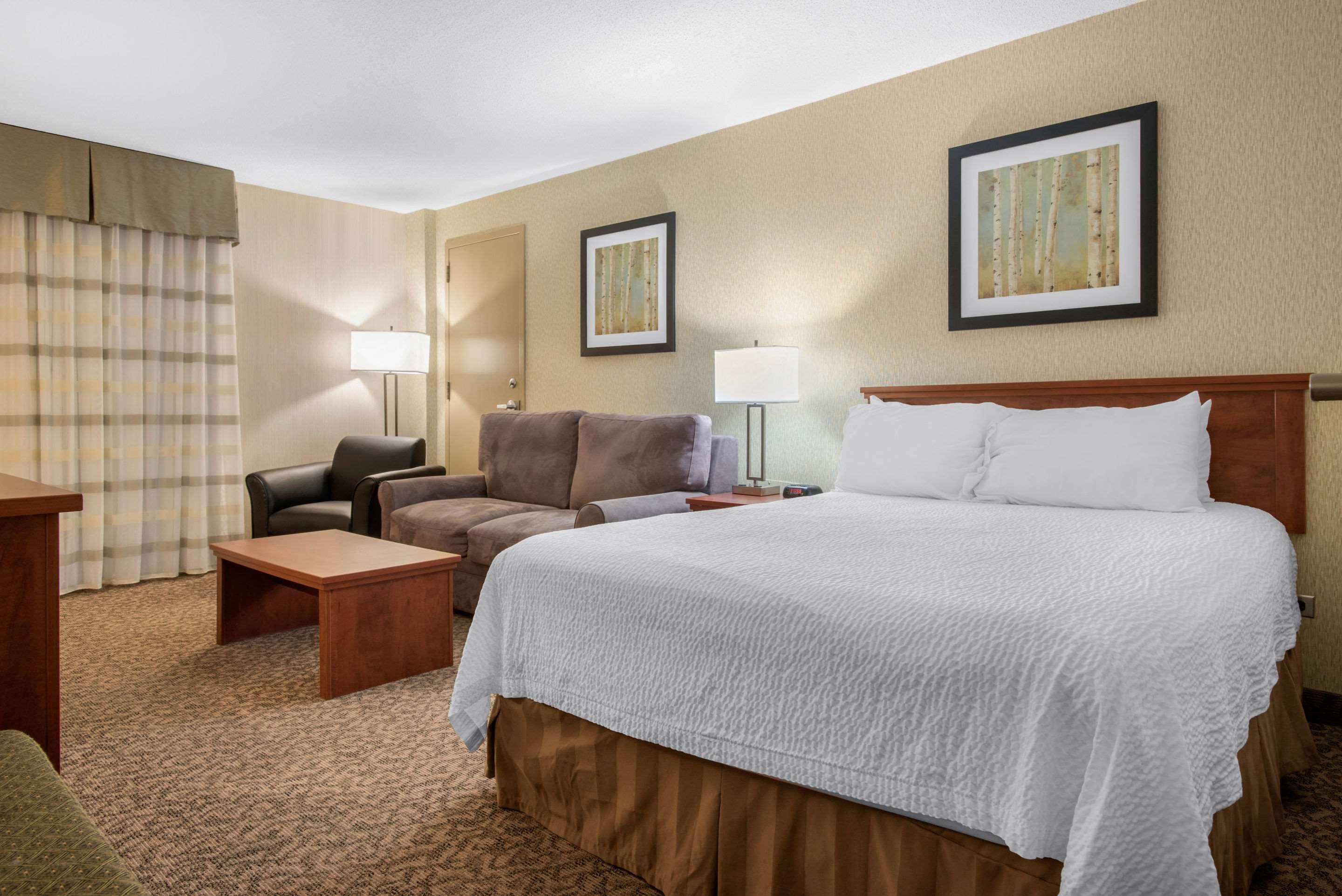 Clarion Hotel & Suites Brandon Exteriör bild
