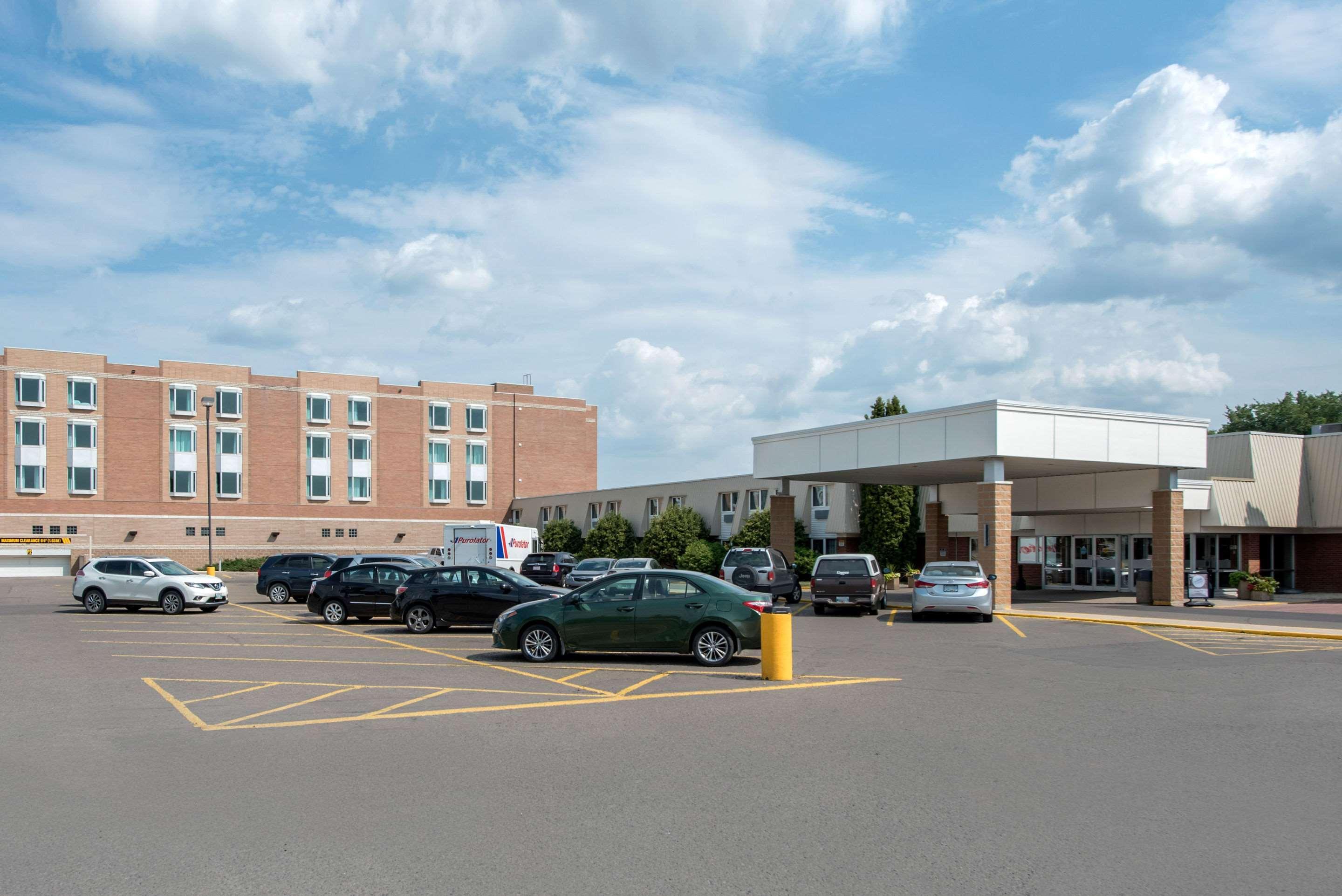 Clarion Hotel & Suites Brandon Exteriör bild