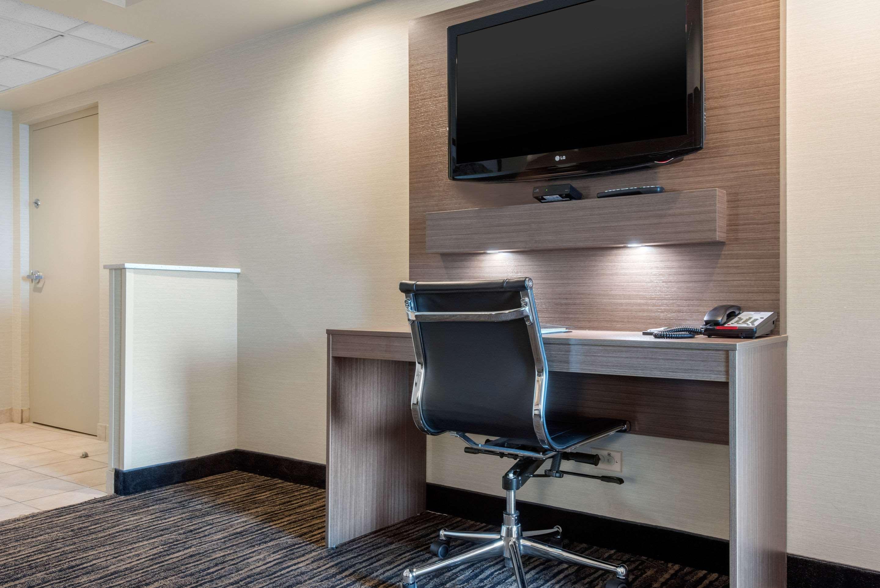 Clarion Hotel & Suites Brandon Exteriör bild