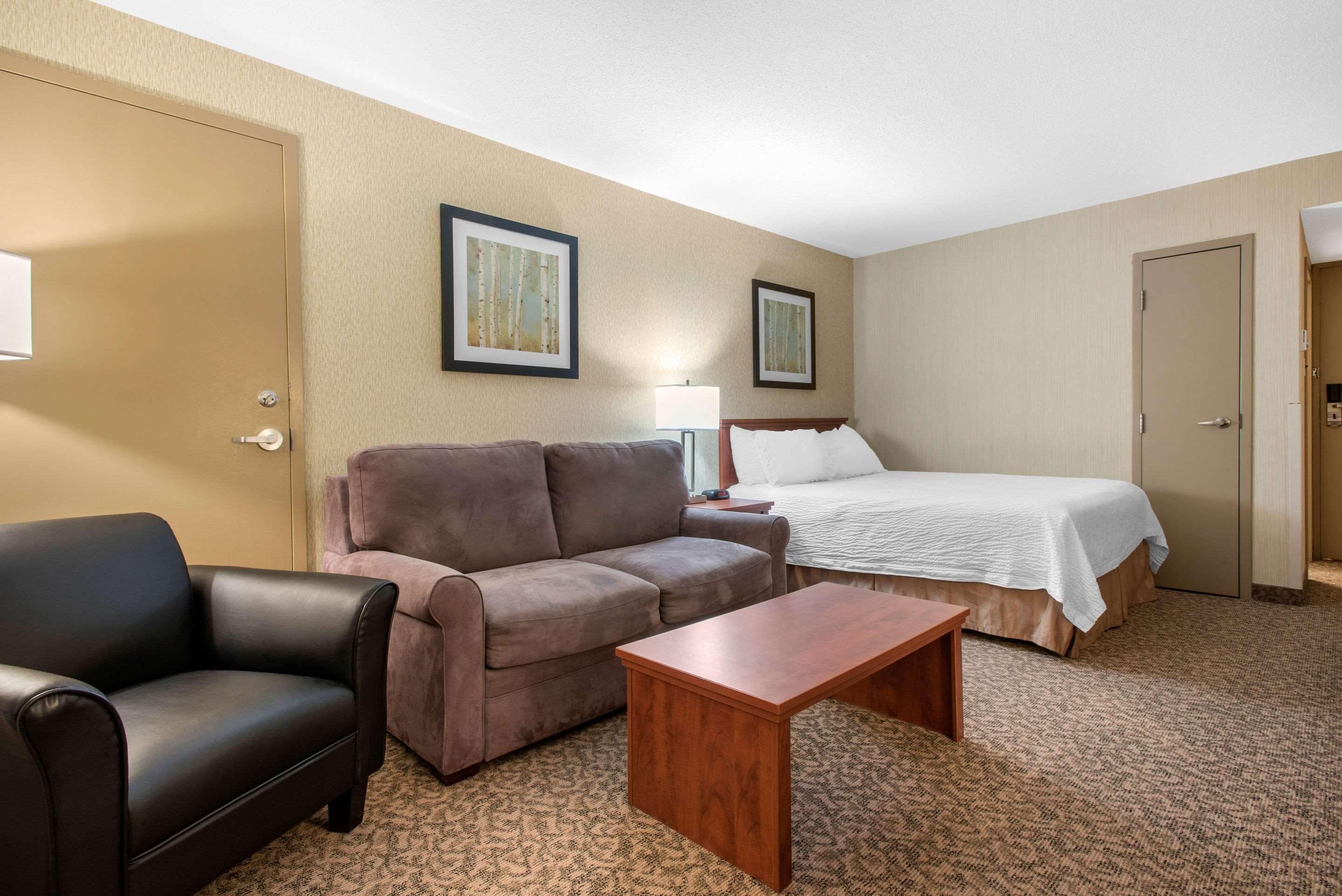 Clarion Hotel & Suites Brandon Exteriör bild