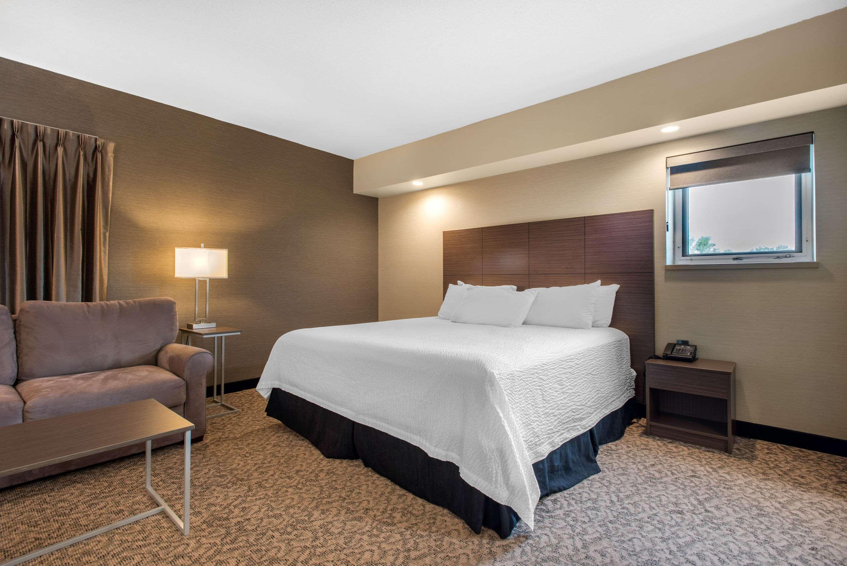 Clarion Hotel & Suites Brandon Exteriör bild