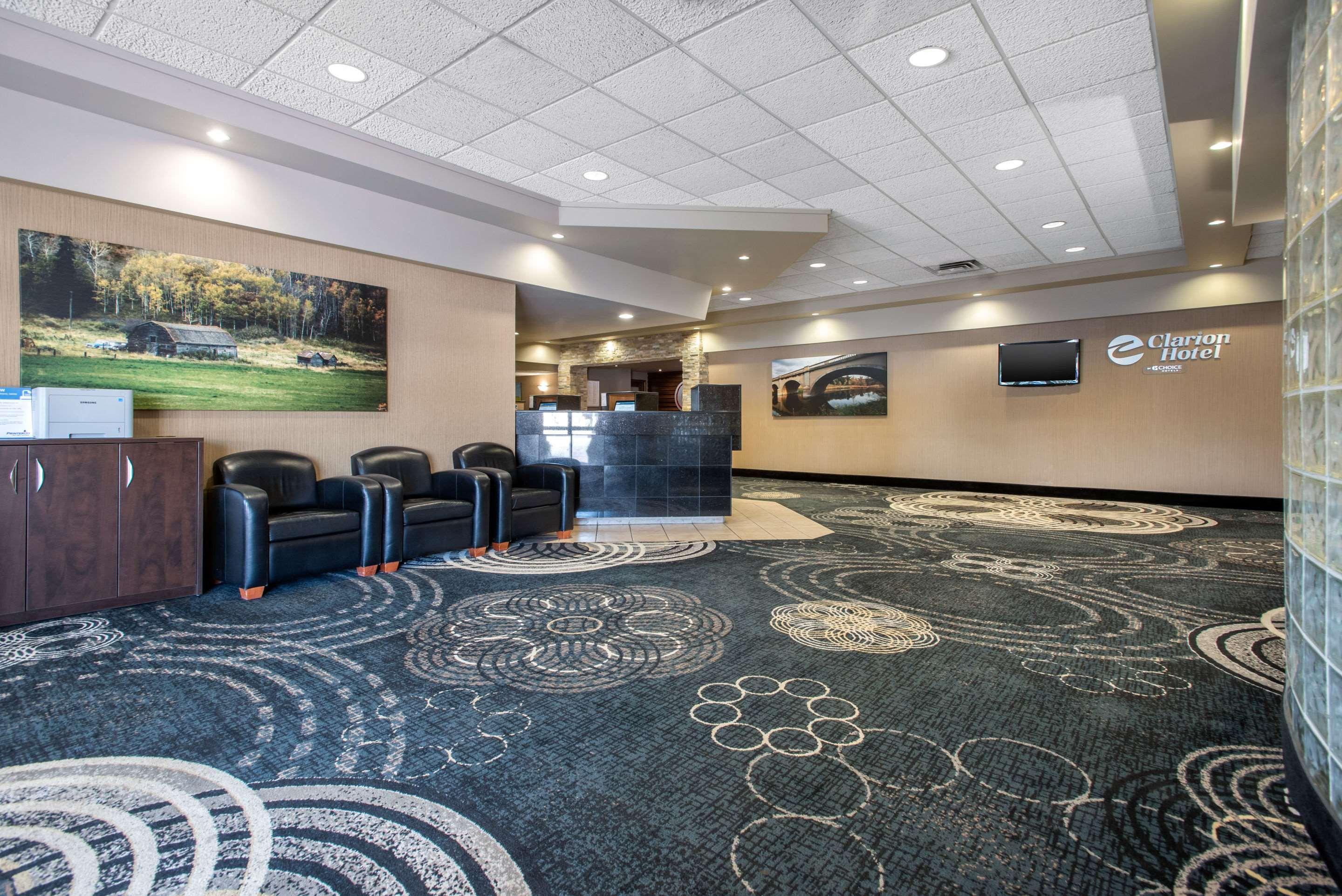 Clarion Hotel & Suites Brandon Exteriör bild