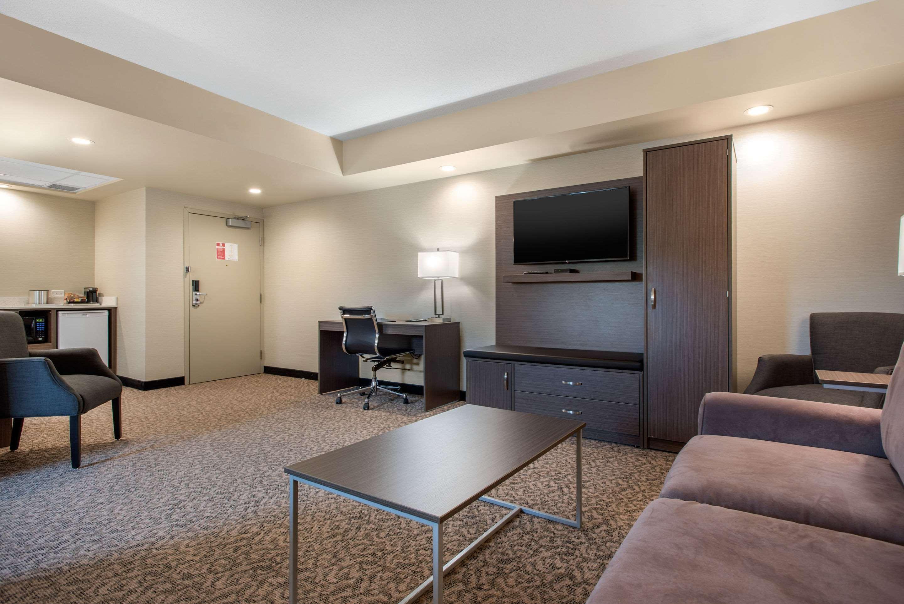 Clarion Hotel & Suites Brandon Exteriör bild