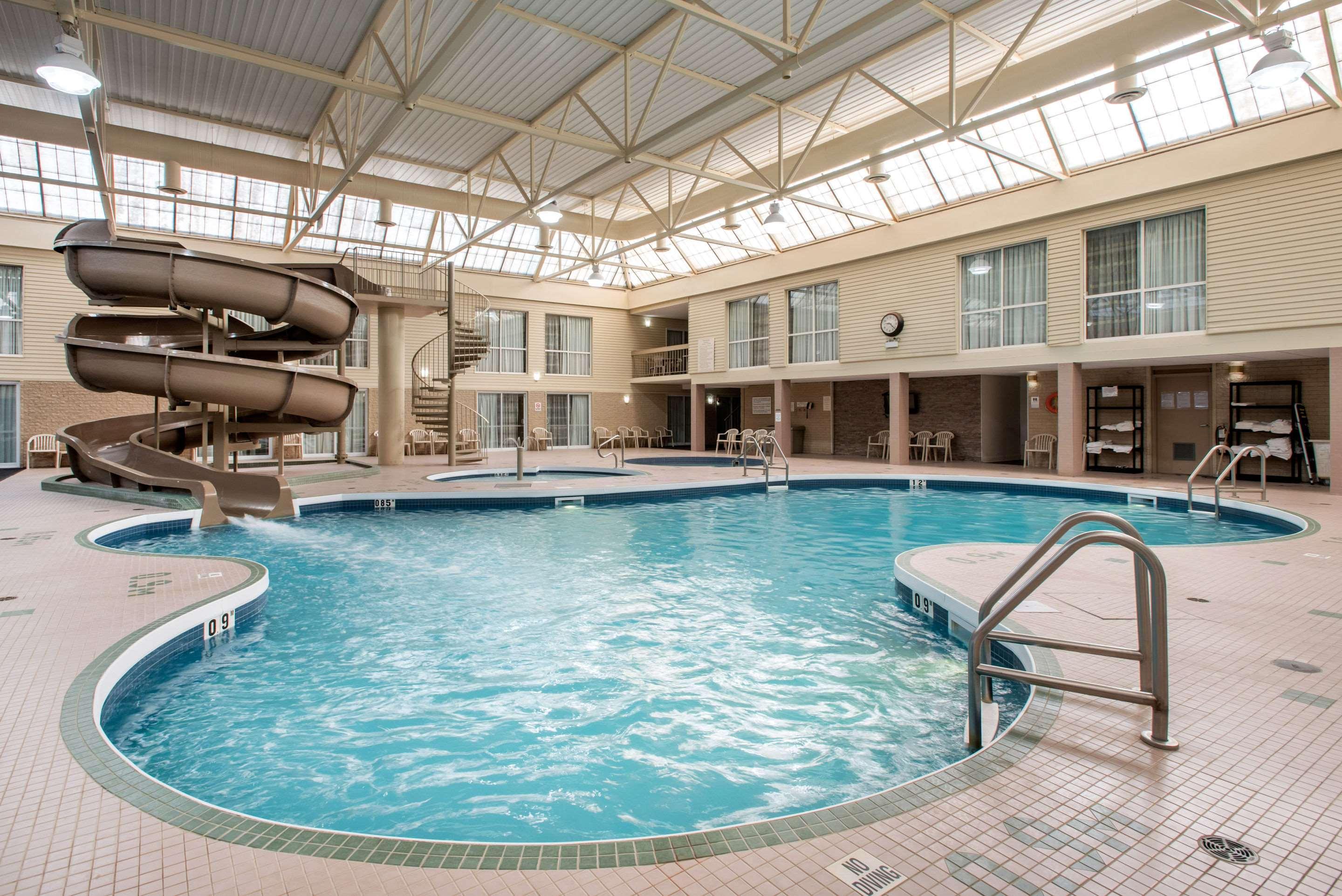Clarion Hotel & Suites Brandon Exteriör bild