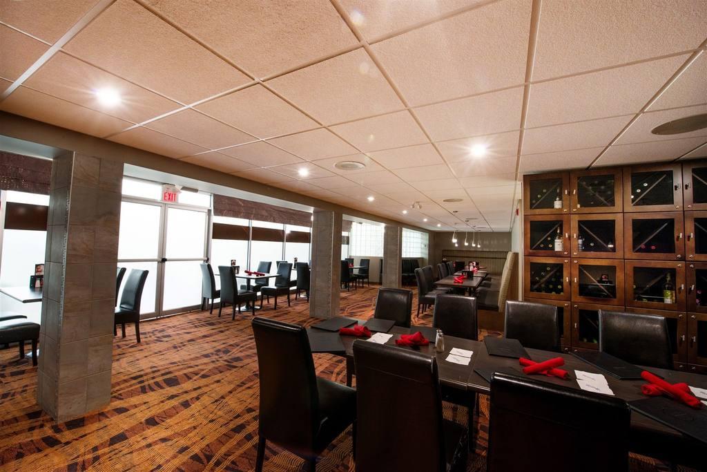Clarion Hotel & Suites Brandon Exteriör bild