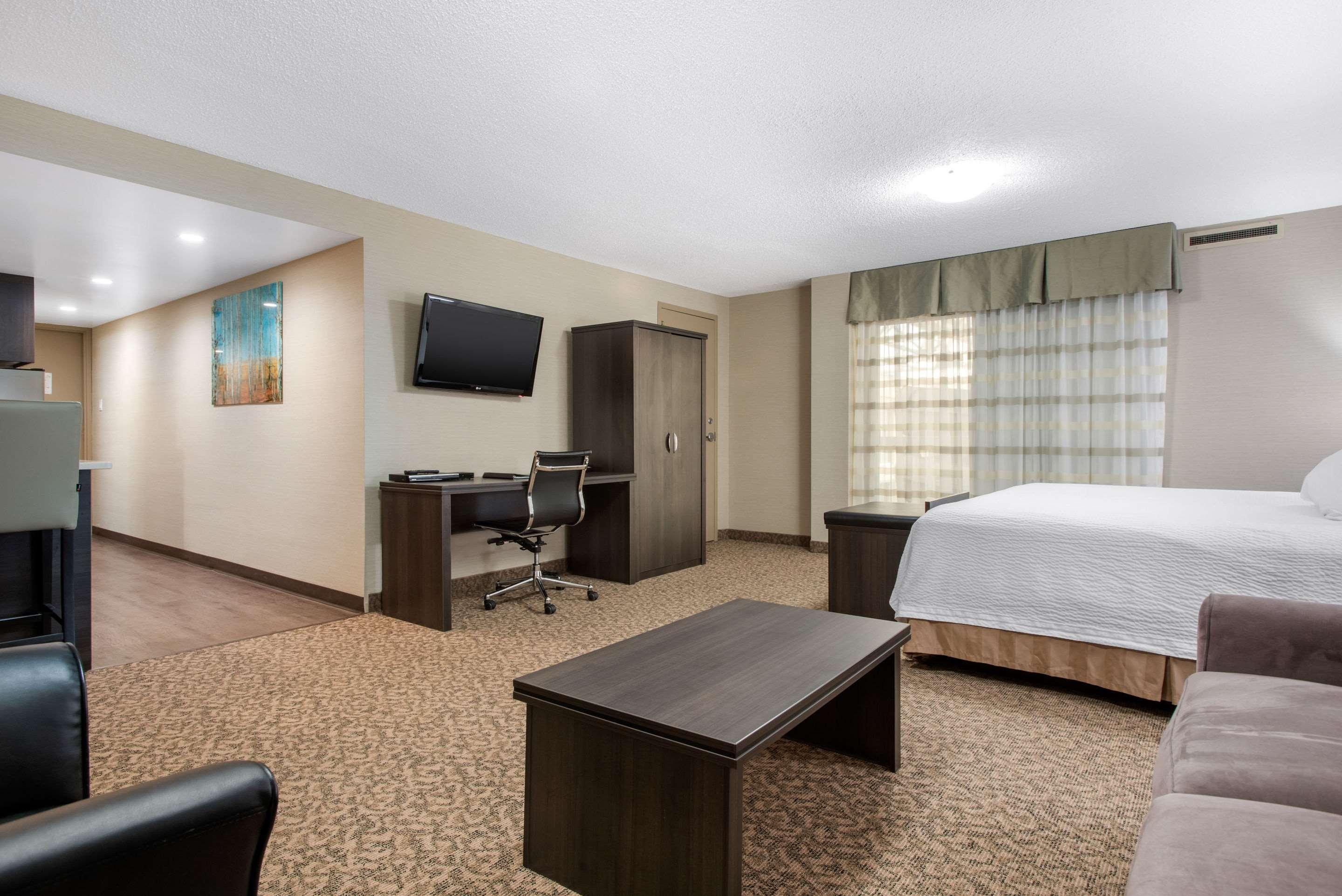 Clarion Hotel & Suites Brandon Exteriör bild