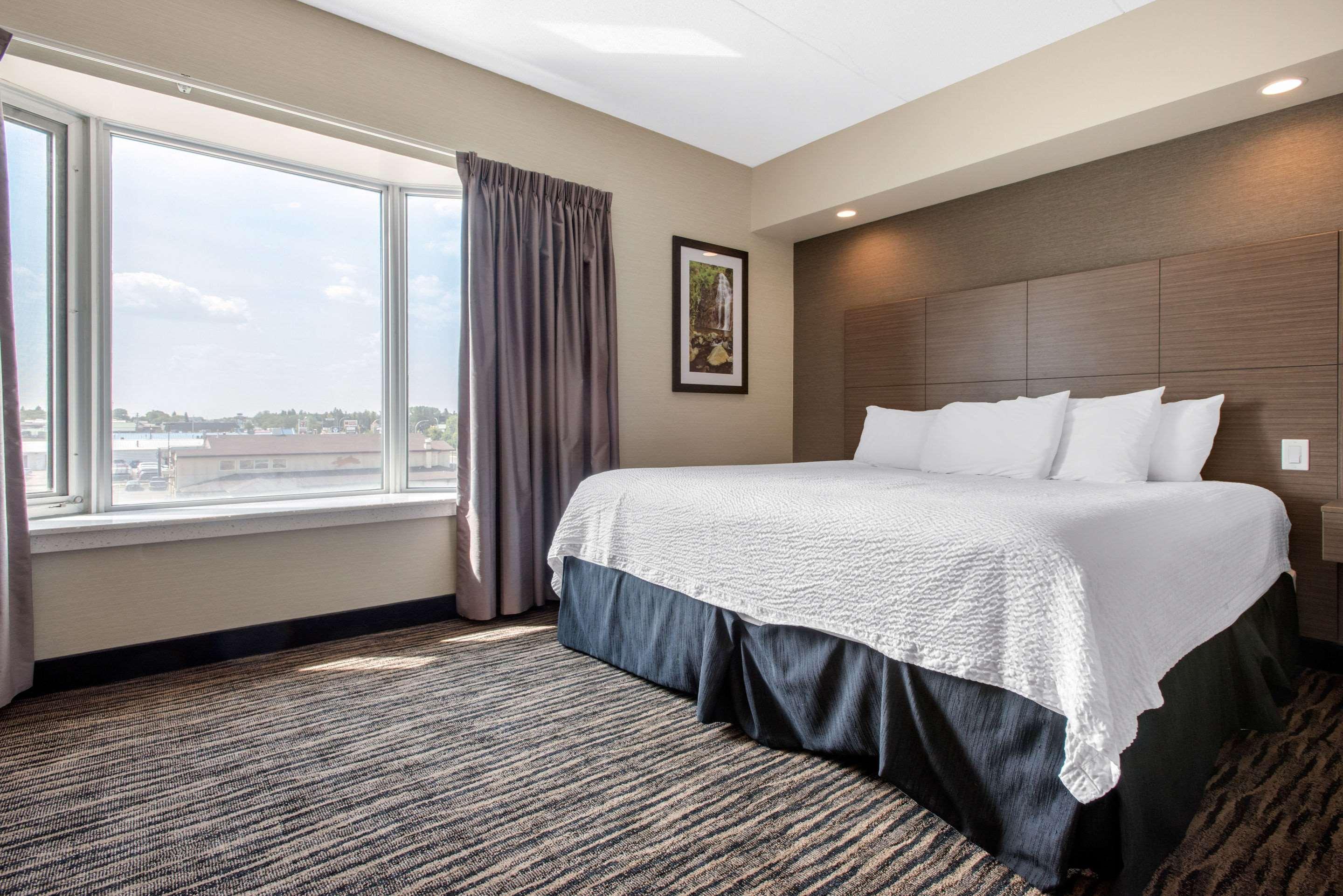 Clarion Hotel & Suites Brandon Exteriör bild