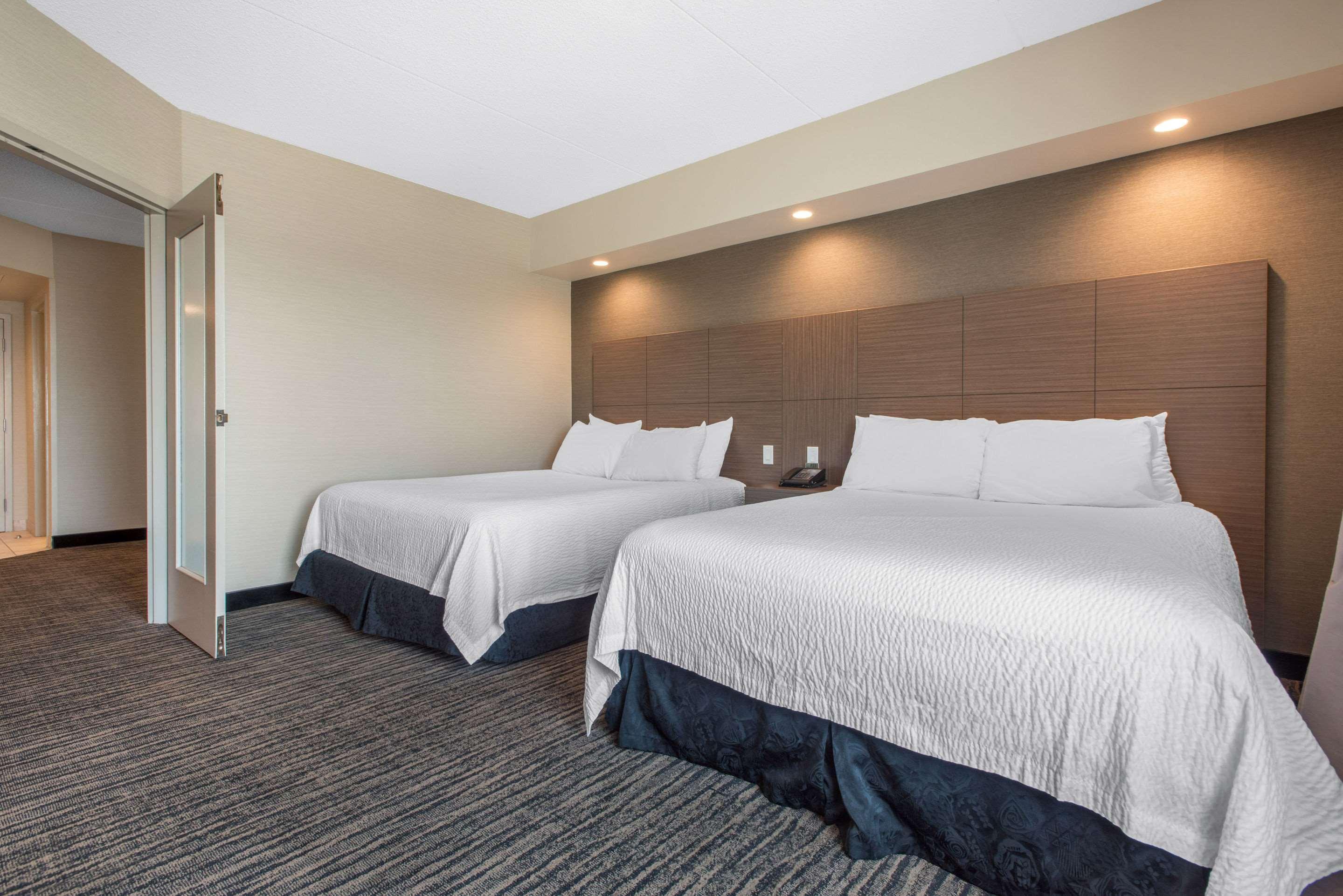 Clarion Hotel & Suites Brandon Exteriör bild