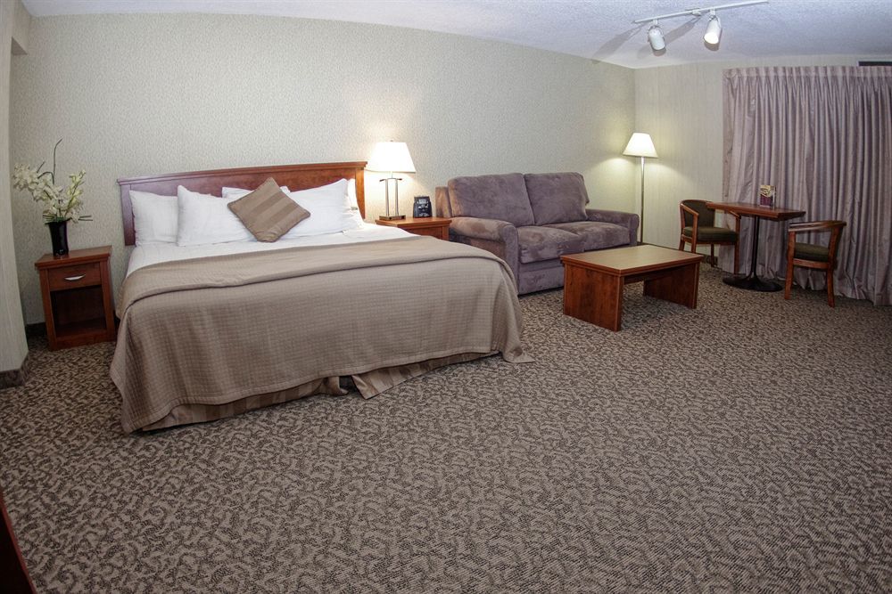 Clarion Hotel & Suites Brandon Exteriör bild