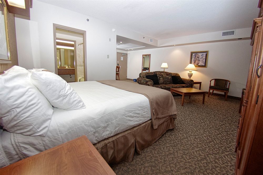 Clarion Hotel & Suites Brandon Exteriör bild