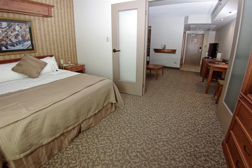Clarion Hotel & Suites Brandon Exteriör bild