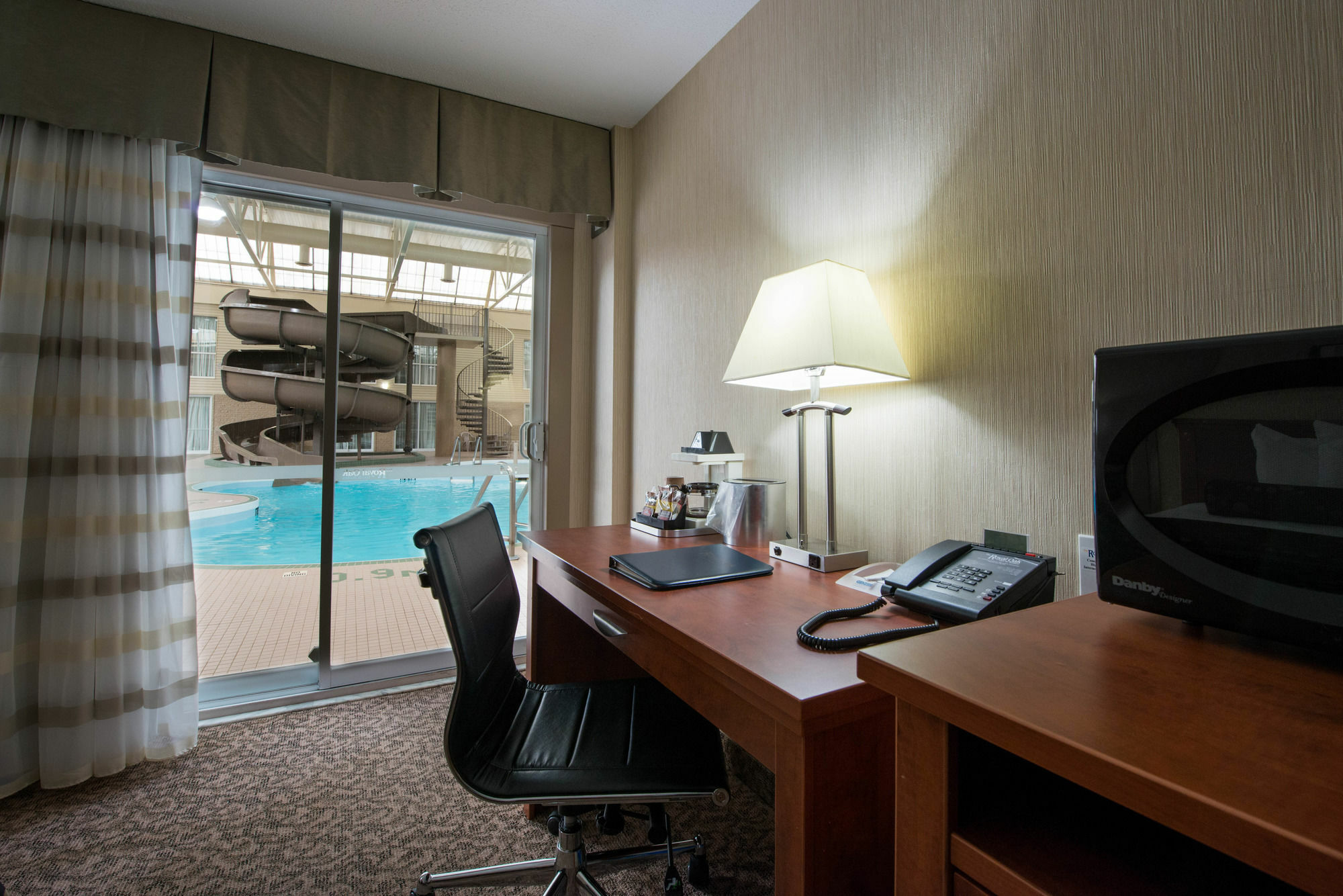 Clarion Hotel & Suites Brandon Exteriör bild